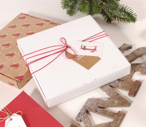 Caja blanca para regalos navideños