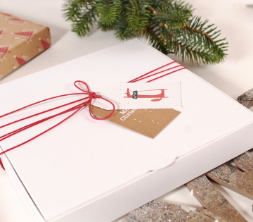 Weiße Schachtel für Weihnachtsgeschenke