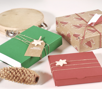 Caja pequeña con decoración navideña