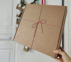 Caja de envío con decoración navideña simple