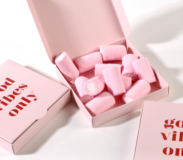 Scatola quadrata rosa per caramelle gommose
