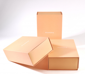 Caja forrada con base plegable de cartulina para regalos