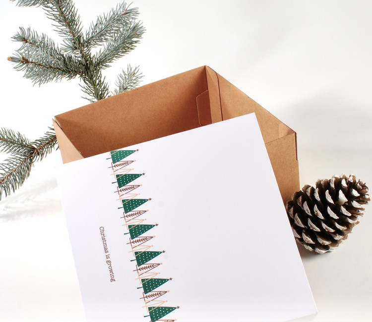 Caja cuadrada con tapa y estampado navideño Caja cuadrada con tapa y estampado navideño