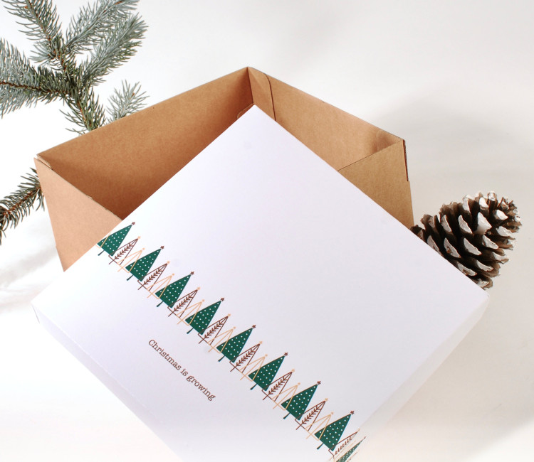 Caja cuadrada con tapa y estampado navideño Caja cuadrada con tapa y estampado navideño