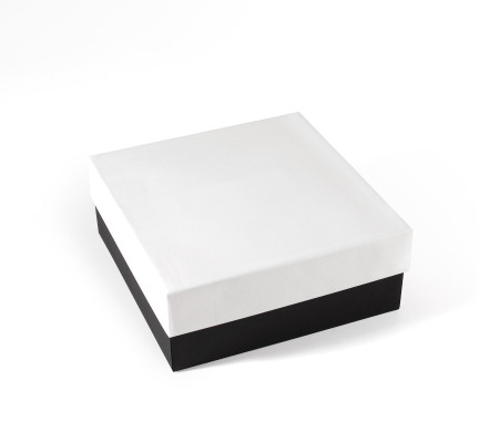 Rigid square box of lined cardboard