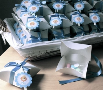 Schachtel für Taufe mit blauer Satinschleife