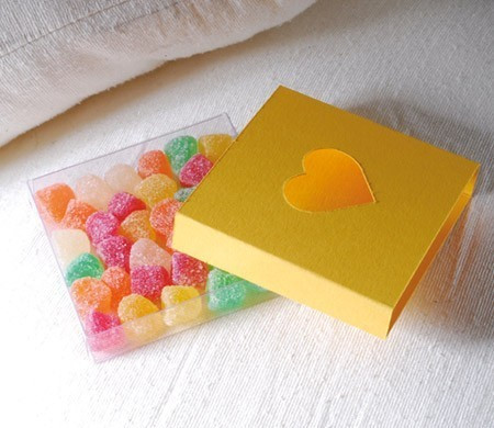 Boîte avec un coeur perforé