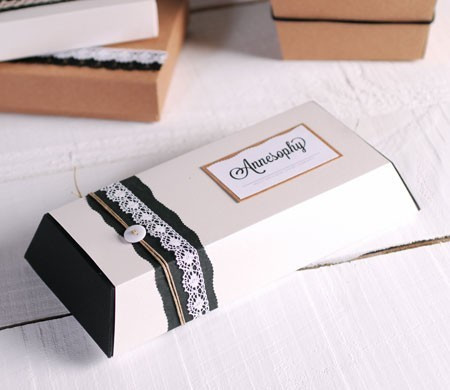 Gift box with lace edging