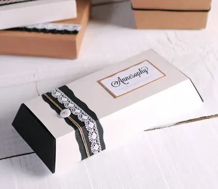 Gift box with lace edging