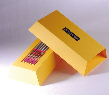 Caja amarilla para lápices y bolígrafos Caja amarilla para lápices y bolígrafos