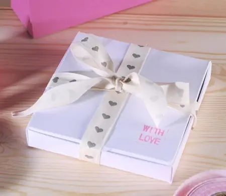 Little flat box for giving...