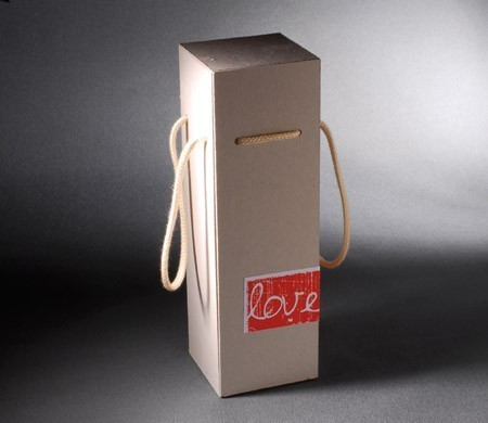 Boîte avec étiquette pour une bouteille de vin