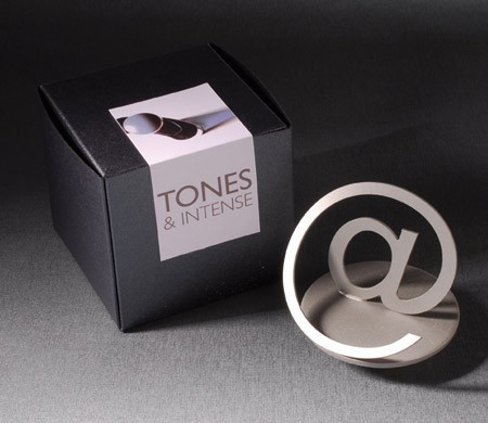 Self-assembling gift box for events 