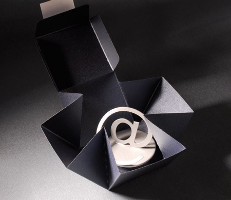 Self-assembling gift box for events 