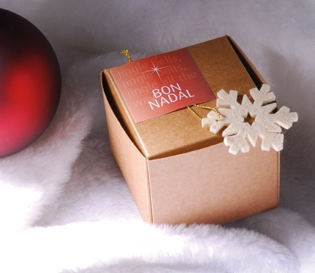 Kleine selbstschließende Schachtel für Weihnachten.