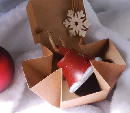 Kleine selbstschließende Schachtel für Weihnachten.