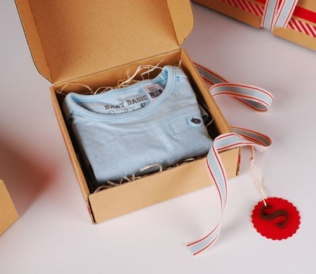 Self-assembling box for children's clothing