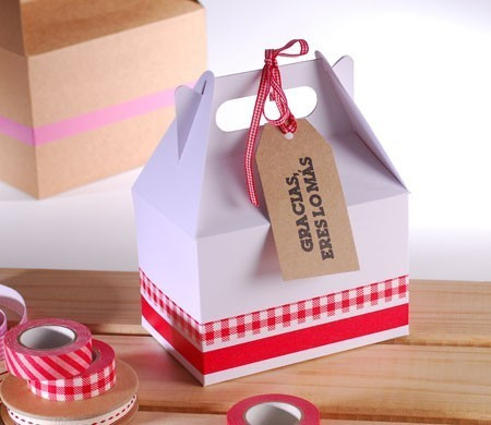 Decorated picnic box in white