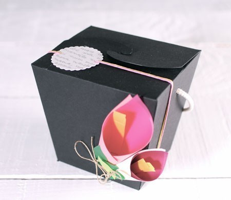 Schachtel mit Papierblumen...