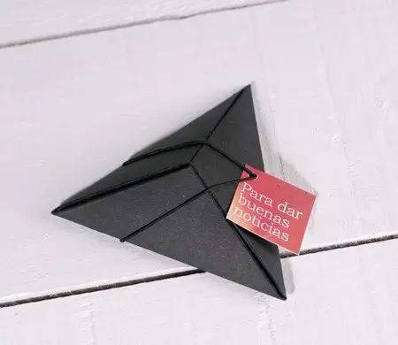 Caja triangular para regalar