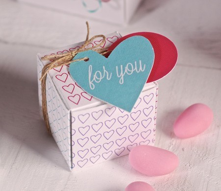 Caja Cuadrada Impresa con Corazones Caja Cuadrada Impresa con Corazones