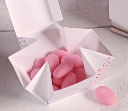 Caja Cuadrada Impresa con Corazones Caja Cuadrada Impresa con Corazones