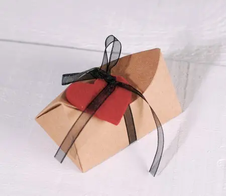 Scatola con fiocco e cuore...