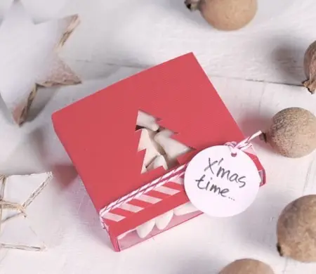 Scatola regalo con albero...