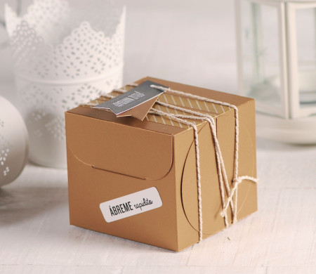 Cupcake boxes with Christmas decoration
