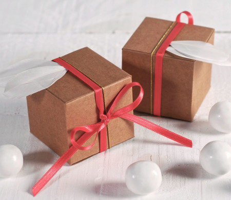 Kleine quadratische Geschenkbox mit Federn