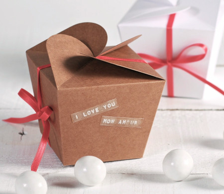 Premium Geschenkbox mit Blumenverschluss