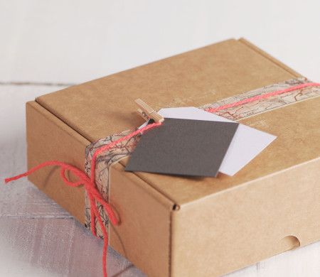 Petite boîte d’expédition décorée pour cadeaux et ecommerce