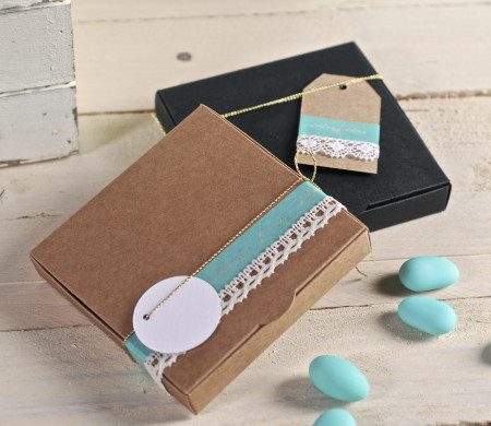 Petite Boîte à Cadeau Carrée avec Décoration