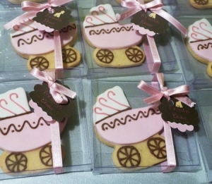 Scatolina con fiocco per biscotti in occasione di baby shower