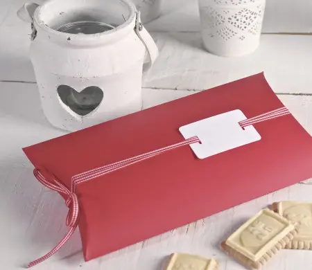  Decorated gift box for sweets