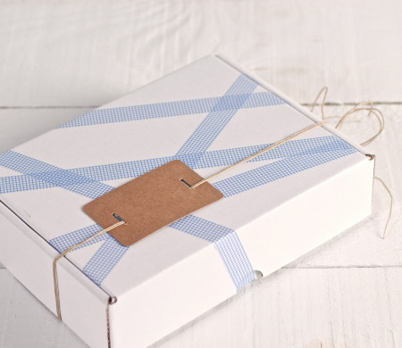 Weiß Schachtel, dekoriert mit Washi Tape mit blauen Quadraten