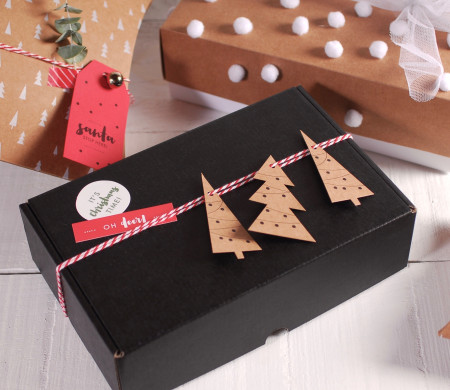 Caja Negra con Etiquetas Navideñas Caja Negra con Etiquetas Navideñas