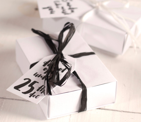 Caja con Etiquetas Navideñas