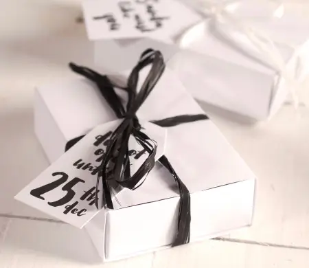 Caja con etiquetas Navideñas