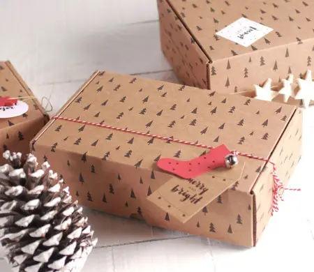 Caja kraft decorada con abetos