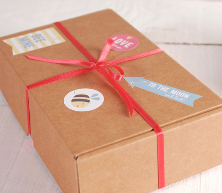 Petite Boîte à Cadeaux avec des Autocollants Petite Boîte à Cadeaux avec des Autocollants
