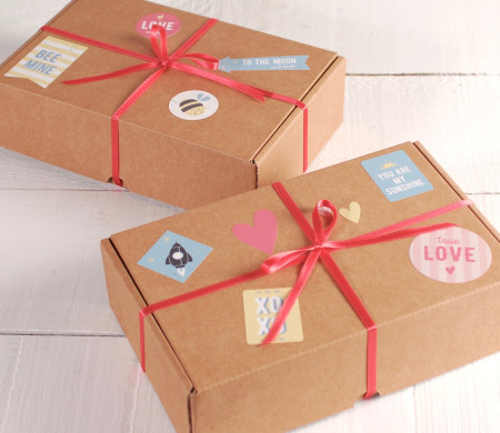 Petite Boîte à Cadeaux avec des Autocollants Petite Boîte à Cadeaux avec des Autocollants