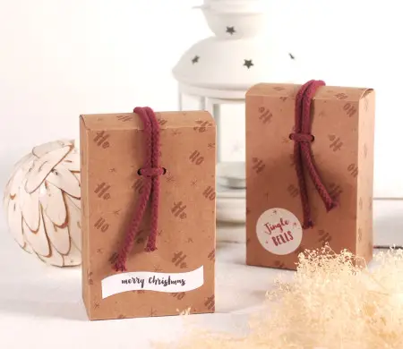 Cajita navideña con cordón