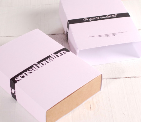 Box with a minimal customisable sleeve