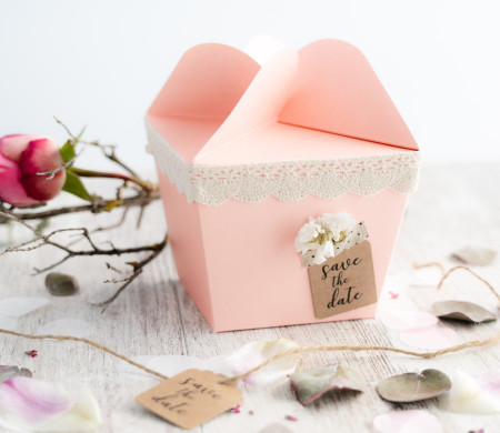 Box für Cremes mit Blumenverschluss