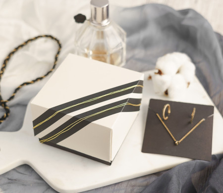 Box for minimal jewellery