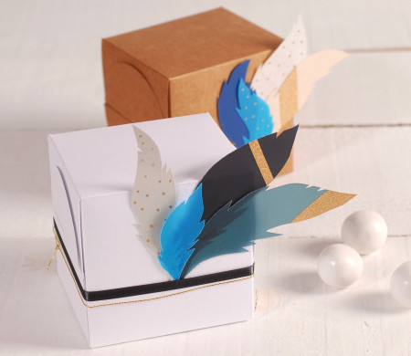 Caja de regalo cuadrada decorada