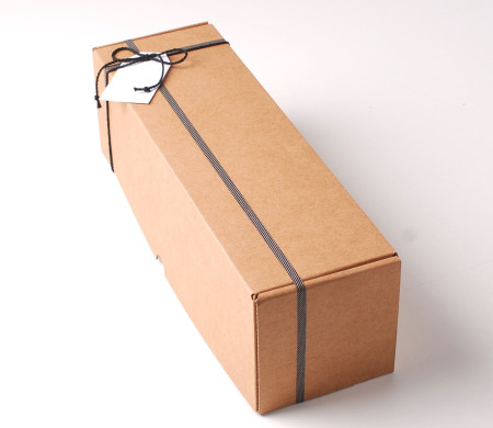 Caja sencilla alargada de vino decorada Caja sencilla alargada de vino decorada