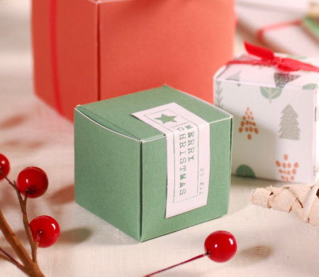 Caja cuadrada con decoración sencilla de Navidad