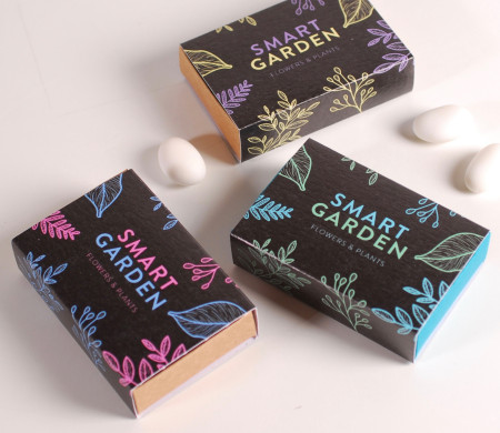 Caja negra con estampado de flores